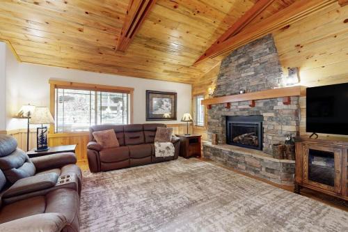 Stony Creek Retreat ~ Charming Mountain escape close to skiing, hiking, the lake, and the Village