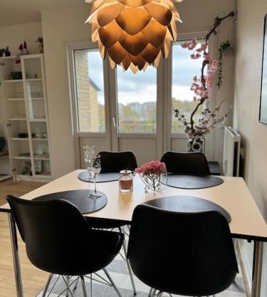 Stor og Lys Lejlighed i Hjertet af Holstebro