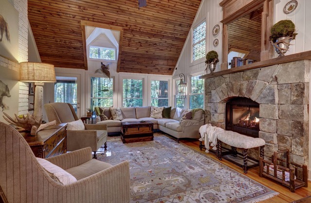Storybook Cottage 5 Minutes from Town with Private Dock with Kayaks, EV Charger