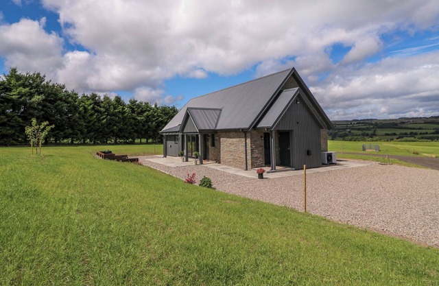 STRAWBERRY COTTAGE, pet friendly, luxury holiday cottage in Dunkeld