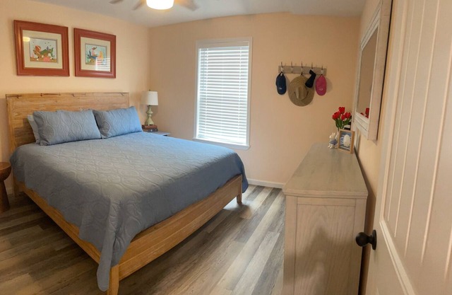 Strickly Beach Bliss Seaside Serinity Awaits 1-bed condo in cool Surf City NC