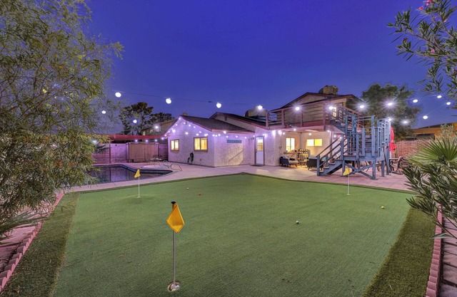 Strip-side Villa: 5BR3BA, Pool, Mini Golf, Karaoke