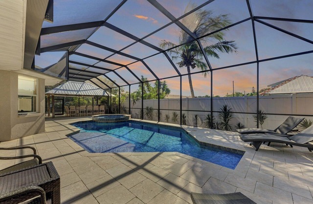 Stuck on 'Cation: Pool, Spa, Outdoor Kitchen, Screened Lanai by Anna Maria Life Vacation Rentals