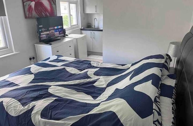 Studio - 1 Bed - CloseToElizabethLine&Westfield