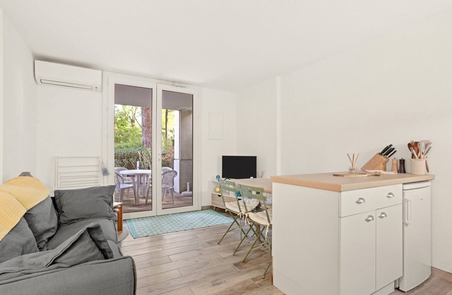 Studio Apartment 'Appartement Le Lavandou - Cavalière' with Private Terrace and Air Conditioning