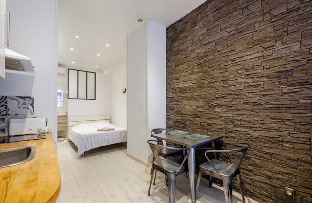 Studio Apartment 'Appartement Cosy - Sur Le Port' with Shared Garden, Wi-Fi and Air Conditioning