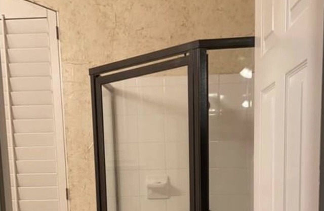 Studio apartment in Gated Community ~ 15 minutes from DFW Airport/Six Flags