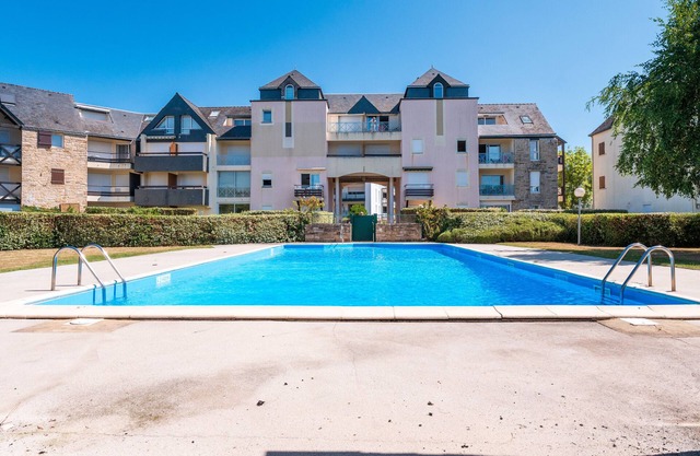 Studio Apartment 'Le Sea Bird Crouesty' with Shared Pool and Private Terrace