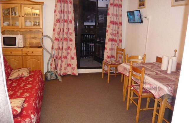 Studio balcony 2nd floor RES Ski Soleil 4 P located 50M from the slopes and gondola.