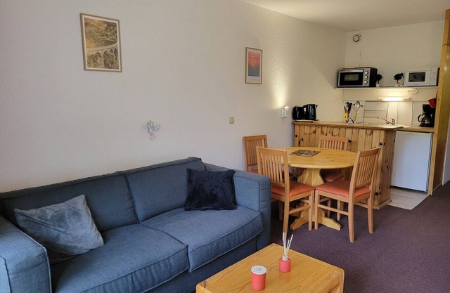 Studio cabin near station center with balcony, free WiFi