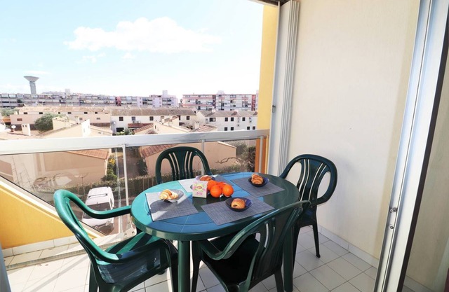Studio cabin terrace beach 550m and shops 100m