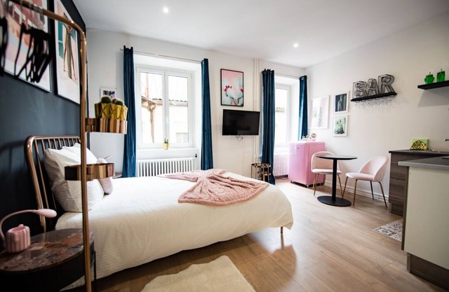 Studio-City-Ensuite with Bath-Courtyard view