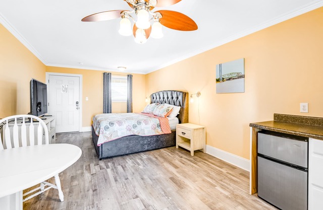 Studio condo with ocean views, pool, deck, & central AC
