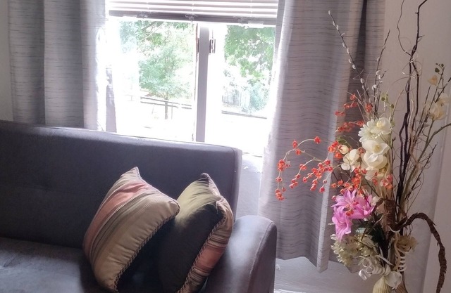 Studio Efficiency Apartment nMinutes from Downtown Pittsburgh Festivities!