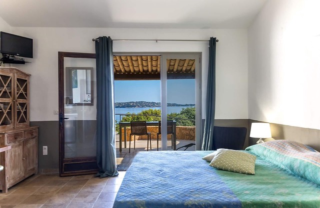 Studio-Ensuite with Shower-Sea view