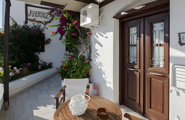 Studio 'Erato' with Private Terrace, Wi-Fi and Air Conditioning