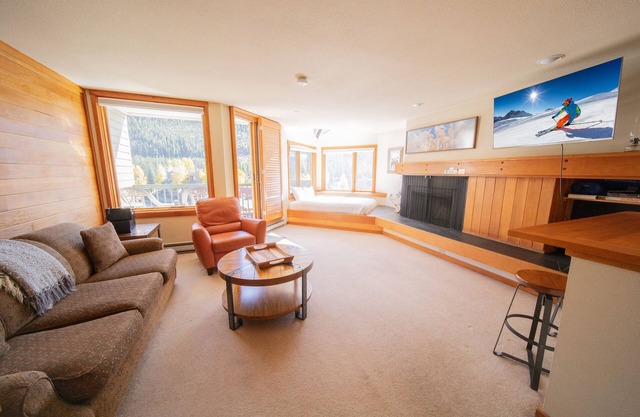 Studio in Lakeside Village with a slopeside view