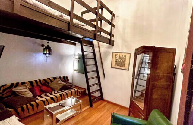 Studio in Vintage house downtown