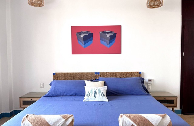 Studio Retreat 5 Min from Beach. King Bed & Equipped Kitchen