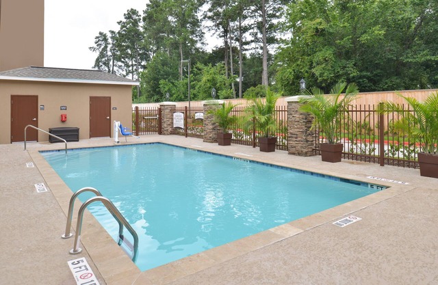 Studio Suite Near Houston | Shared Outdoor Pool + 24h Business Center