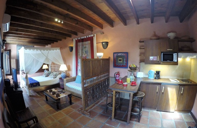 Studio Villa, Cozzy, romantic, warm and homey Villa