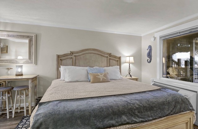 Studio w/Marina Views & Pool! Walk to Waterfront Dining!