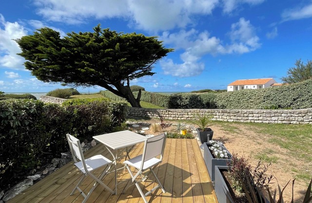 Studio with sea view, direct access to the beach