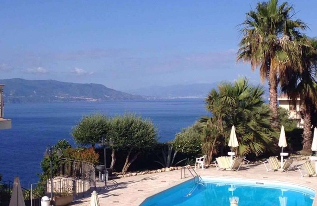 Studio with balcony, pool and sea view