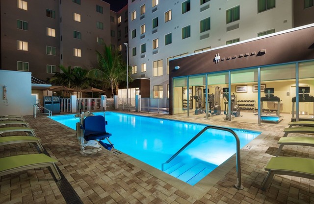 Studio with FREE Airport Shuttle to MIA | Complimentary Breakfast + Pool Access