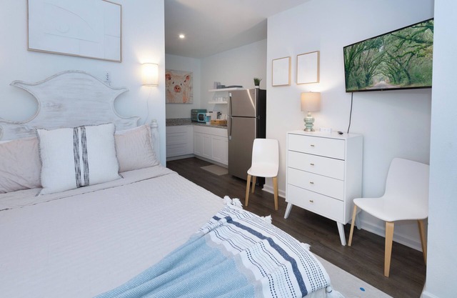 Studio with Hot Tub 20 min to Downtown and Beaches