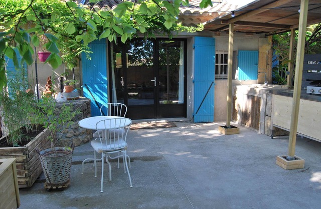 Studio with indoor and outdoor kitchens, salt pool (5X10), trampoline