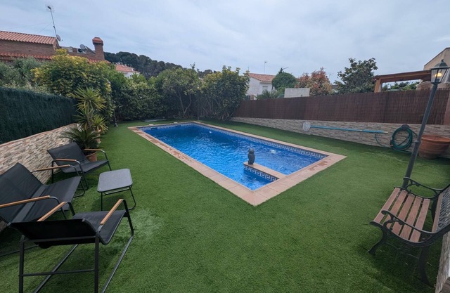 Studio with shared pool near the beach and Creixell town center.