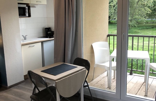 Studio with swimming pool near Honfleur
