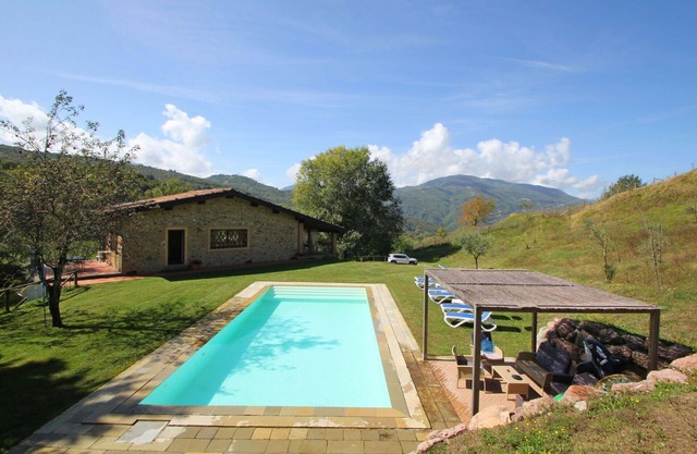 Stunning private villa for 10 people with WIFI, private pool, TV, terrace and parking