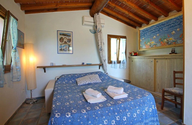 Stunning private villa for 3 people with A/C, hot tub, TV, veranda, pets allowed and panoramic v.