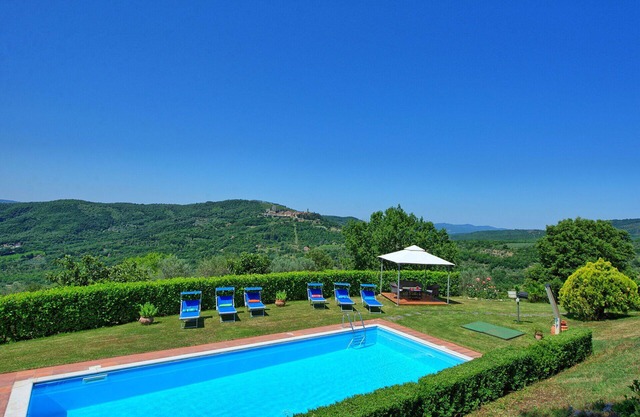 Stunning private villa with A/C, private pool, WIFI, patio, panoramic view, parking, close to Arezzo