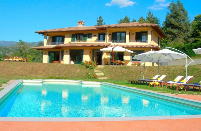 Stunning private villa with hot tub, private pool, WIFI, TV, patio, panoramic view and parking