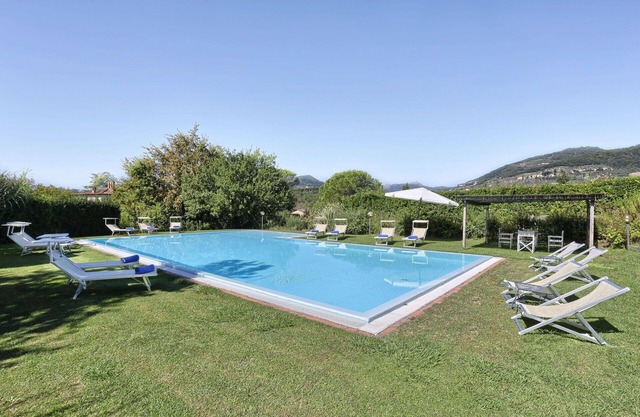 Stunning villa for 20 people with WIFI, private pool, A/C, TV and parking, close to Lucca