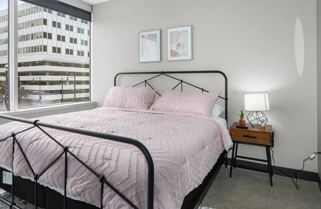 Stunning 1 Bedroom KING Downtown KC w/ GYM on Main