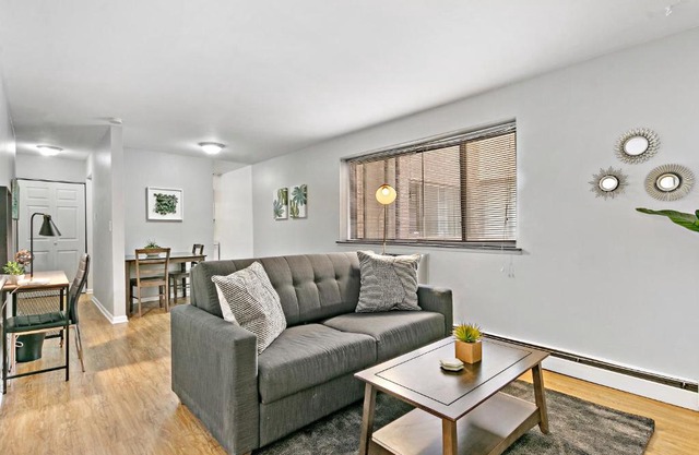 Stunning 1BR Apartment at Center of Lakeview - Oakdale 211