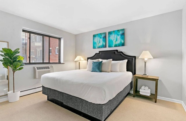 Stunning 1BR Apartment at Center of Lakeview
