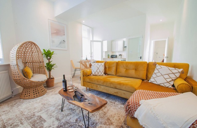 Stunning 2 Bed Apt - 60 second walk from the Beach