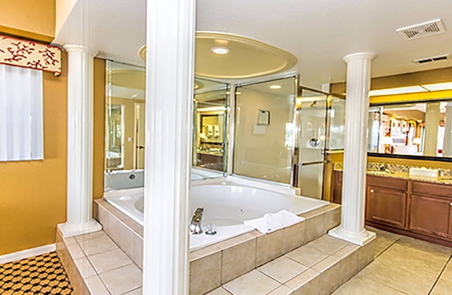STUNNING 2 BEDROOM AT LAKES RESORT NEAR DISNEY UNIVERSAL SEA WORLD