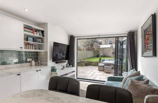 Stunning 2 Bedroom Garden Flat!