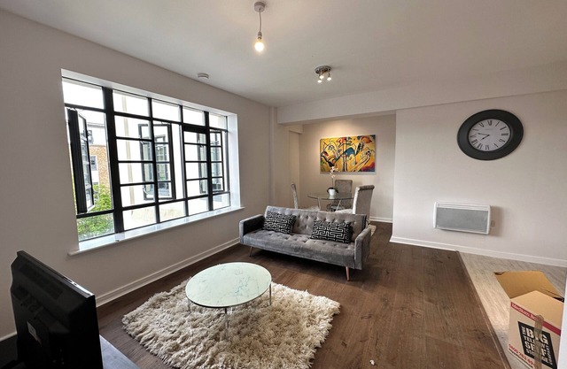 Stunning 2 Bedroom Apartment - Farnborough