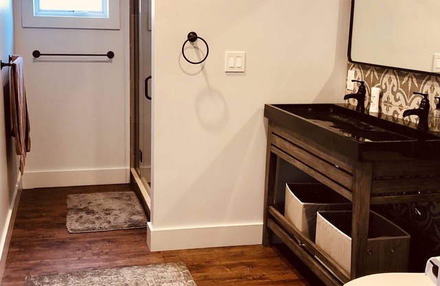 Stunning 2 bedroom on gated property — 10 minute walk to downtown Woodstock!