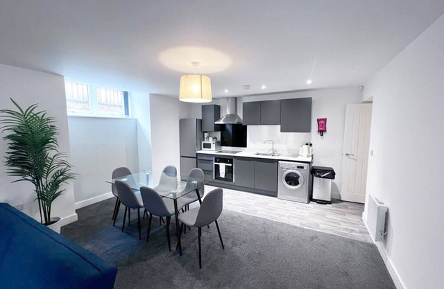 Stunning 2-BR near Salford Royal Free Parking