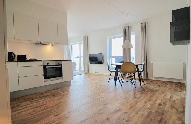 Stunning 2-BR with balcony & beautiful views - 169