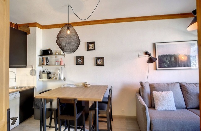 Stunning 2-room apt, sleeps 4, balcony, ski-in/ski-out, WiFi