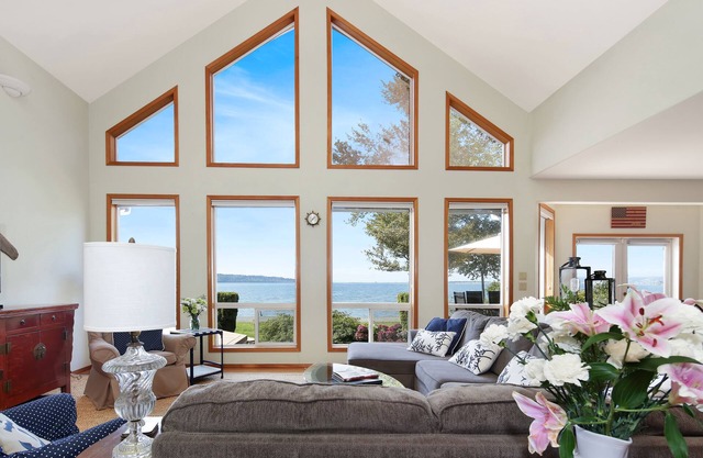 Stunning 2600sf waterfront home with spetacular views